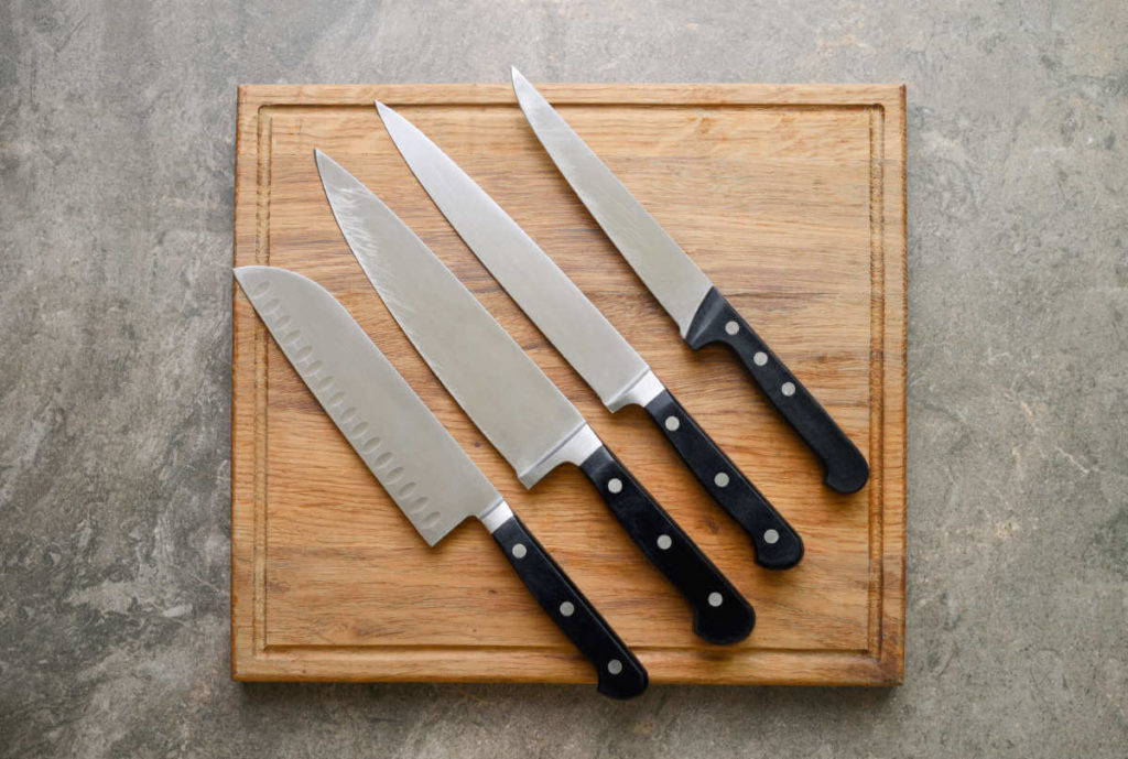 Köksknivar-på-skärbräda